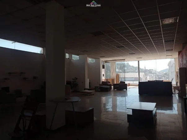 Tirane, jepet me qera magazine Kati 1, 1.370 m² 10.000 € (Konferenca e Pezes)