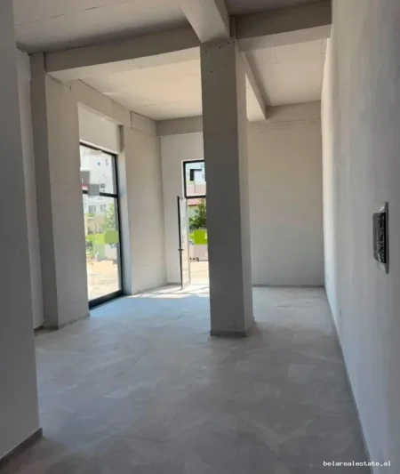 Tirane, jepet me qera dyqan Kati 0, 60 m² 640 € (astir)