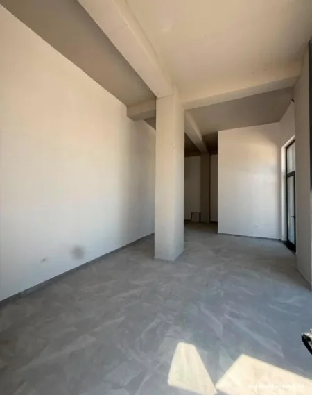 Tirane, jepet me qera dyqan Kati 0, 60 m² 640 € (astir)