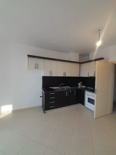 Tirane, jepet me qera Apartament 2+1+Ballkon, Bosh, Ashensor, Çmimi 35.000 Lekë të Reja, në ASTIR, Tiranë.