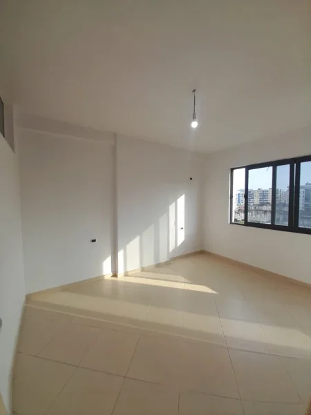 Tirane, jepet me qera Apartament 2+1+Ballkon, Bosh, Ashensor, Çmimi 35.000 Lekë të Reja, në ASTIR, Tiranë.