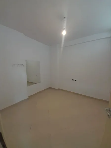 Tirane, jepet me qera Apartament 2+1+Ballkon, Bosh, Ashensor, Çmimi 35.000 Lekë të Reja, në ASTIR, Tiranë.