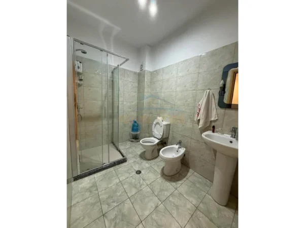 Tirane, jepet me qera apartament 2+1+Ballkon Kati 2, 115 m² 450 € (Unaza e Re)