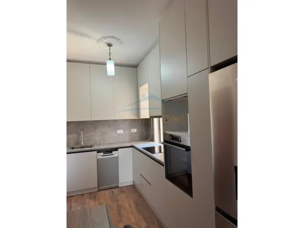 Tirane, jepet me qera apartament 1+1+Ballkon Kati 4, 66 m² 550 € (Selite)