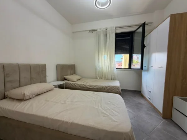 Tirane, jepet me qera apartament 2+1+2+Post Parkimi+Ballkon Kati 1, 93 m² 700 € (Jordan Misja)