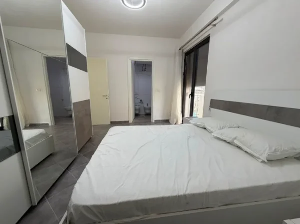 Tirane, jepet me qera apartament 2+1+2+Post Parkimi+Ballkon Kati 1, 93 m² 700 € (Jordan Misja)