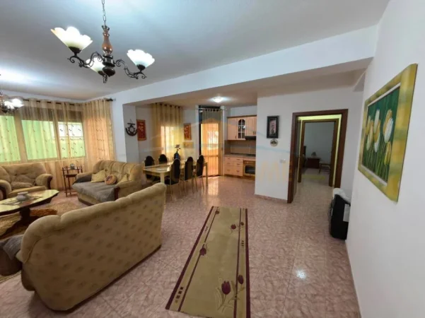 Tirane, jepet me qera apartament 2+1+Ballkon Kati 5, 108 m² 900 € (Blloku)