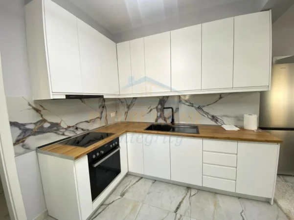 Tirane, jepet me qera apartament 1+1+Ballkon Kati 4, 74 m² 700 € (Shkolla Baletit)