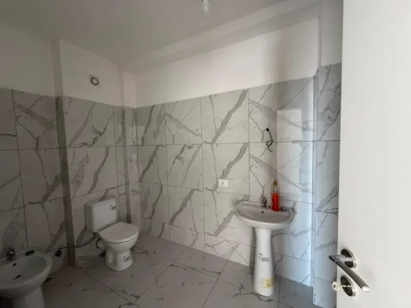 Shitet Apartament 2+1+2 te Stacioni Trenit , Durres Kati 5, 110 m² 170.000 €