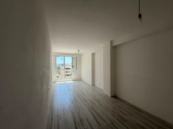 Shitet Apartament 2+1+2 te Stacioni Trenit , Durres Kati 5, 110 m² 170.000 €