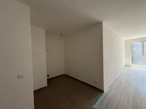 Shitet Apartament 2+1+2 te Stacioni Trenit , Durres Kati 5, 110 m² 170.000 €