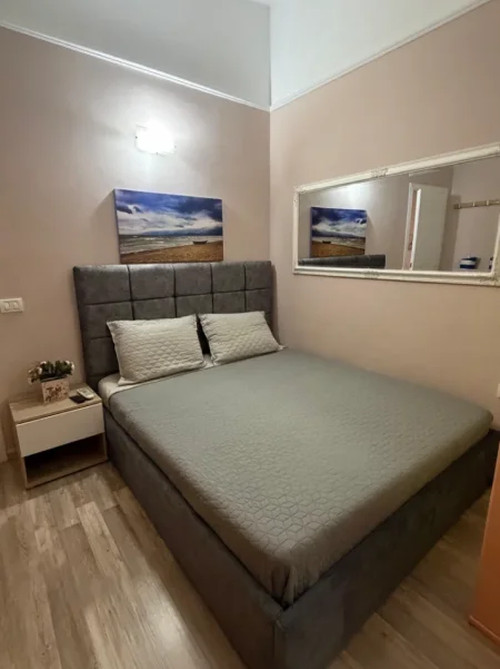 Pogradec, jepet me qera apartament 1+1+A+BLK Kati 6 (me Ashensor), 3,500 Leke/Dita