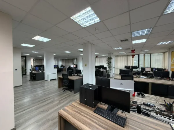 Tirane, jepet me qera zyre Kati 6, 274 m² 4.950 € (Qender)