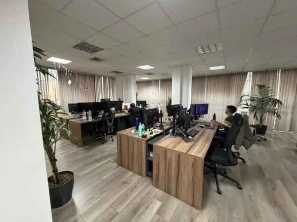 Tirane, jepet me qera zyre Kati 6, 274 m² 4.950 € (Qender)