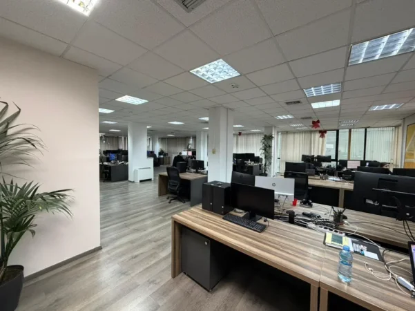 Tirane, jepet me qera zyre Kati 6, 274 m² 4.950 € (Qender)