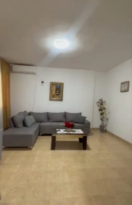 Tirane, jepet me qera apartament 1+1 Kati 2, 65 m² 500 € (Rruga 5 Maji)