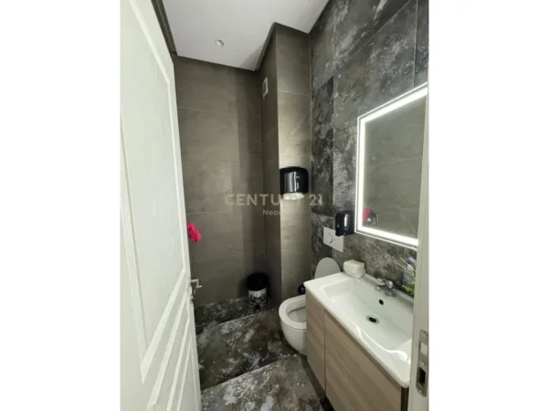 Tirane, jepet me qera zyre Kati 7, 55 m² 650 € (selite)