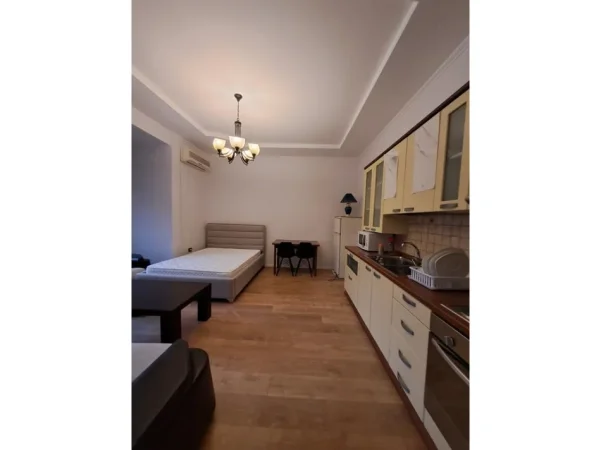 GARSONIERE ME QERA , PAZARI I RI
