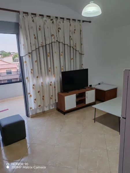 Tirane, jepet me qera apartament 1+1 Kati 3, 65 m² 450 € (Rruga 5 Maji)