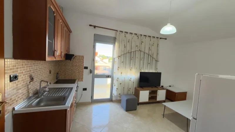 Tirane, jepet me qera apartament 1+1 Kati 3, 65 m² 450 € (Rruga 5 Maji)