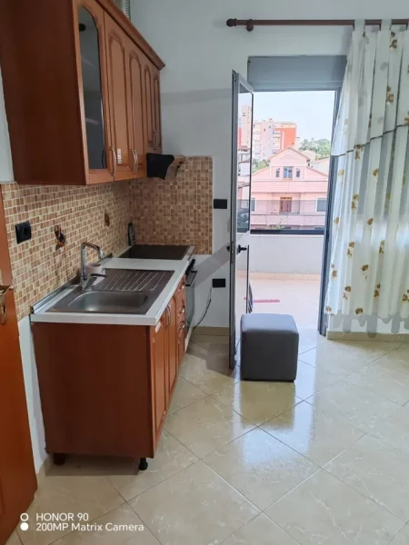 Tirane, jepet me qera apartament 1+1 Kati 3, 65 m² 450 € (Rruga 5 Maji)
