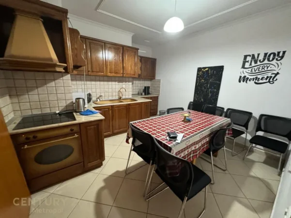 Tirane, jepet me qera zyre Kati 3, 156 m² 1.000 € (Rruga e Barrikadave)