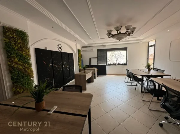 Tirane, jepet me qera zyre Kati 3, 156 m² 1.000 € (Rruga e Barrikadave)