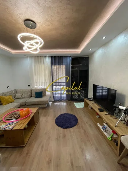 Tirane, jepet me qera apartament 2+1 Kati 3, 100 m² 900 € (KOMUNA E PARISIT)