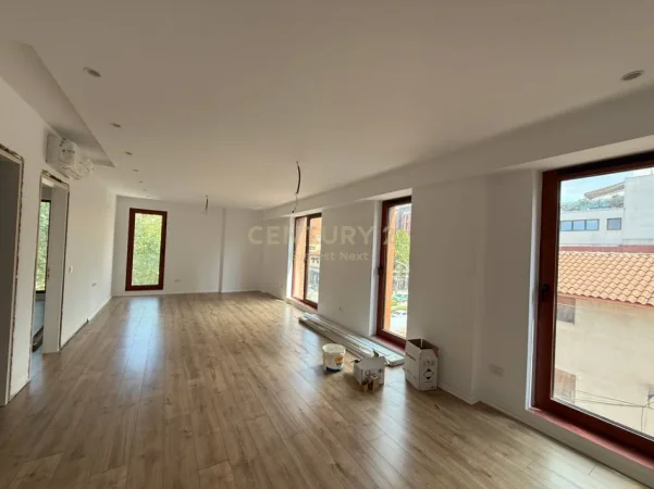 Tirane, jepet me qera zyre Kati 2, 85 m² 1.050 € (Rruga e Kavajes)