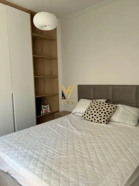 Tirane, jepet me qera apartament 1+1+Ballkon Kati 1, 70 m² 670 € (QENDER)