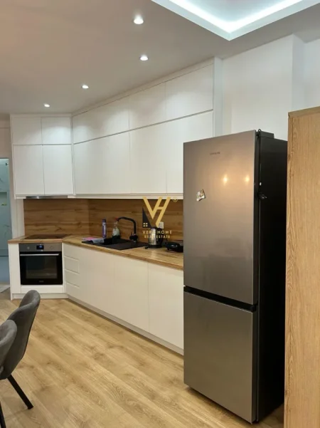 Tirane, jepet me qera apartament 1+1+Ballkon Kati 1, 70 m² 670 € (QENDER)