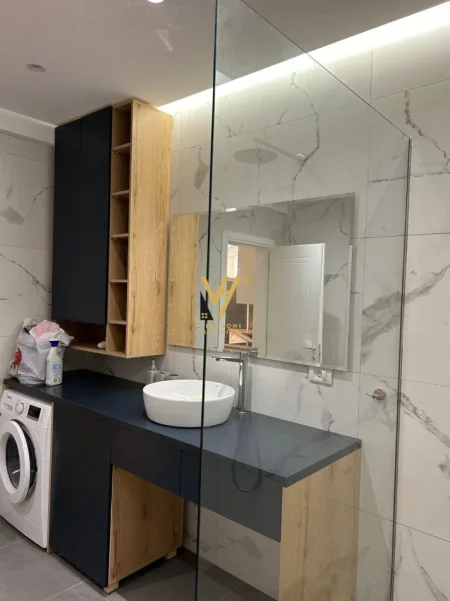 Tirane, jepet me qera apartament 1+1+Ballkon Kati 1, 70 m² 670 € (QENDER)