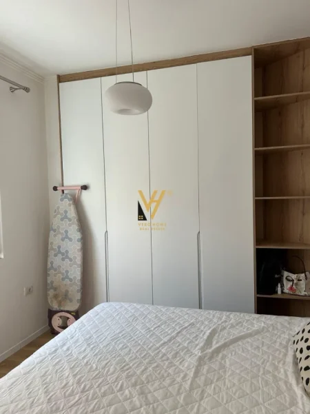 Tirane, jepet me qera apartament 1+1+Ballkon Kati 1, 70 m² 670 € (QENDER)