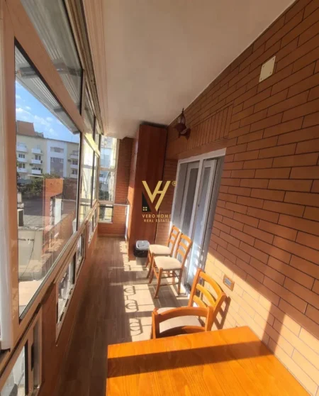 Tirane, jepet me qera apartament 2+1+Ballkon Kati 3, 90 m² 1.000 € (QENDER)