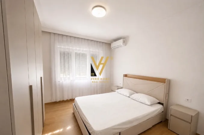 Tirane, jepet me qera apartament 2+1+Ballkon Kati 3, 90 m² 1.000 € (QENDER)