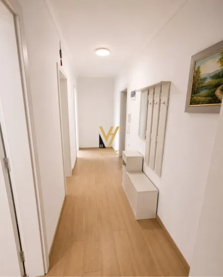 Tirane, jepet me qera apartament 2+1+Ballkon Kati 3, 90 m² 1.000 € (QENDER)