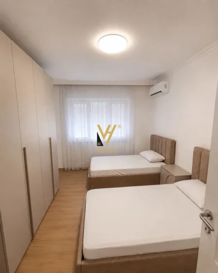 Tirane, jepet me qera apartament 2+1+Ballkon Kati 3, 90 m² 1.000 € (QENDER)