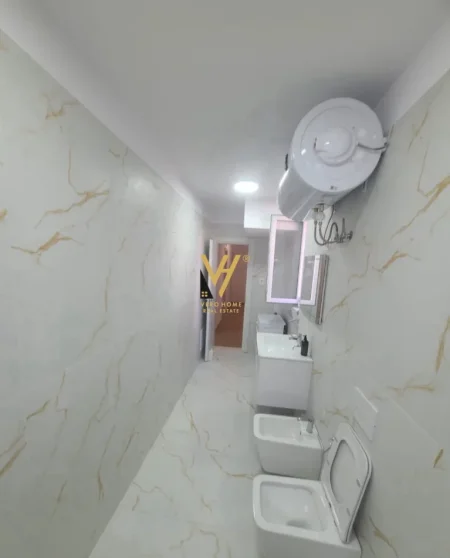 Tirane, jepet me qera apartament 2+1+Ballkon Kati 3, 90 m² 1.000 € (QENDER)