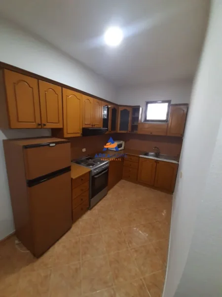 Tirane, jepet me qera vile  1+1 Kati 0, 100 m²  " 5 maji "400 €