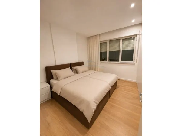 Tirane, jepet me qera apartament 3+1+Ballkon Kati 2, 131 m² 1.100 € (Liqeni Thate)