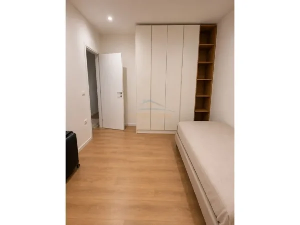 Tirane, jepet me qera apartament 3+1+Ballkon Kati 2, 131 m² 1.100 € (Liqeni Thate)