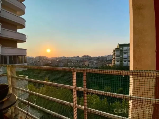 Tirane, jepet me qera apartament 1+1 Kati 8, 78 m² 600 € (Brryli)