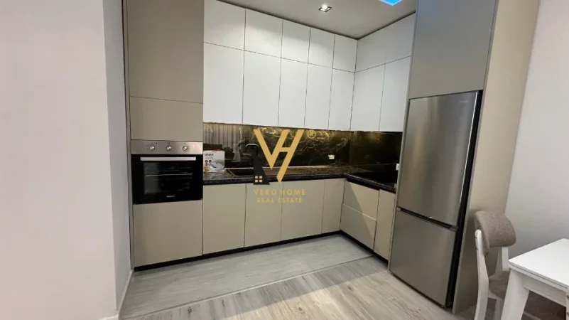 Tirane, jepet me qera apartament 1+1+Ballkon Kati 10, 60 m² 700 € (SHKOLLA E KUQE)