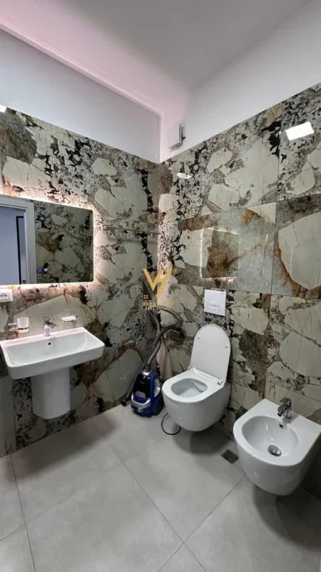 Tirane, jepet me qera apartament 1+1+Ballkon Kati 10, 60 m² 700 € (SHKOLLA E KUQE)