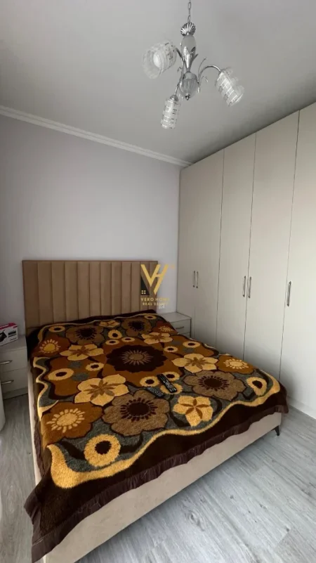 Tirane, jepet me qera apartament 1+1+Ballkon Kati 10, 60 m² 700 € (SHKOLLA E KUQE)