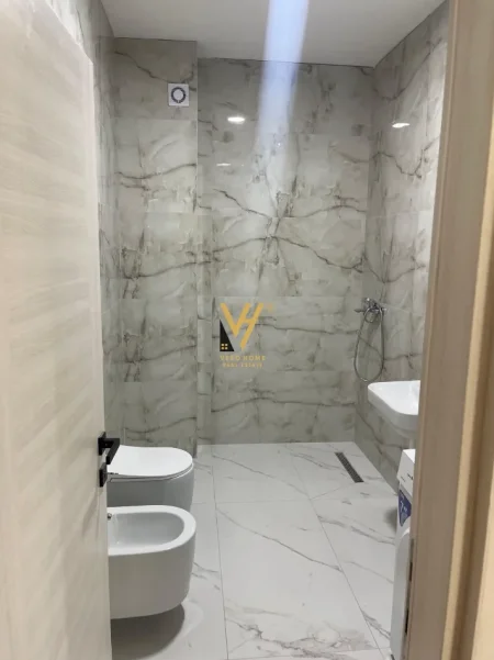 Tirane, jepet me qera apartament 1+1+Ballkon Kati 5, 100 m² 470 € (PASKUQAN)