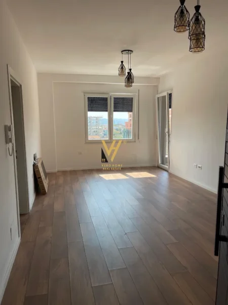 Tirane, jepet me qera apartament 1+1+Ballkon Kati 5, 100 m² 470 € (PASKUQAN)