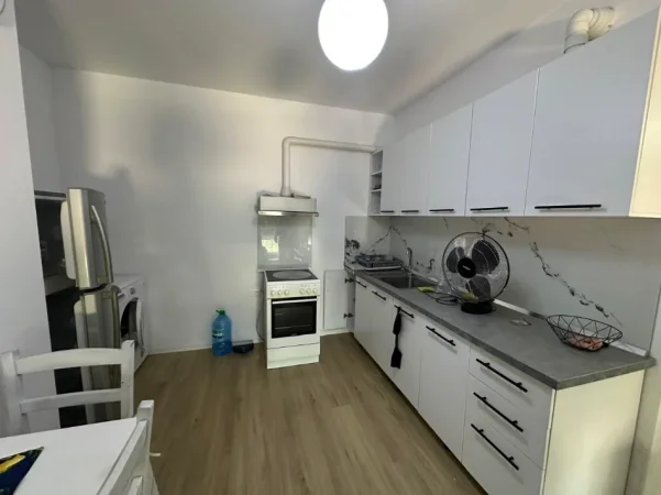 Tirane, jepet me qera apartament 1+1+Ballkon Kati 7, 65 m² 500 € (Xhamlliku)