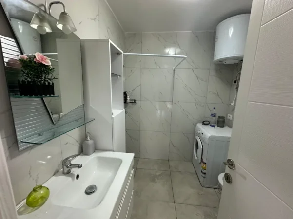 Tirane, jepet me qera apartament 1+1+Ballkon Kati 7, 65 m² 500 € (Xhamlliku)
