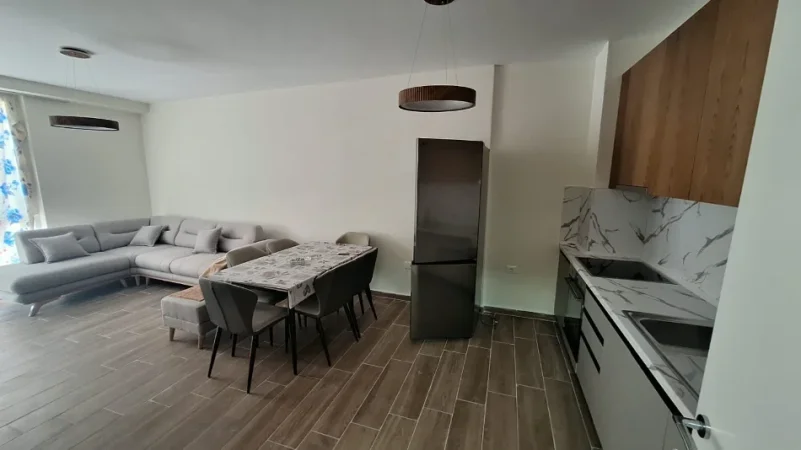 Tirane, jepet me qera apartament 2+1+Aneks+Ballkon Kati 2, 89 m² 550 € (rruga 5 maji)